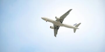 Снег и замрзнат дожд ја стопираат авијацијата на берлинскиот аеродром Бранденбург