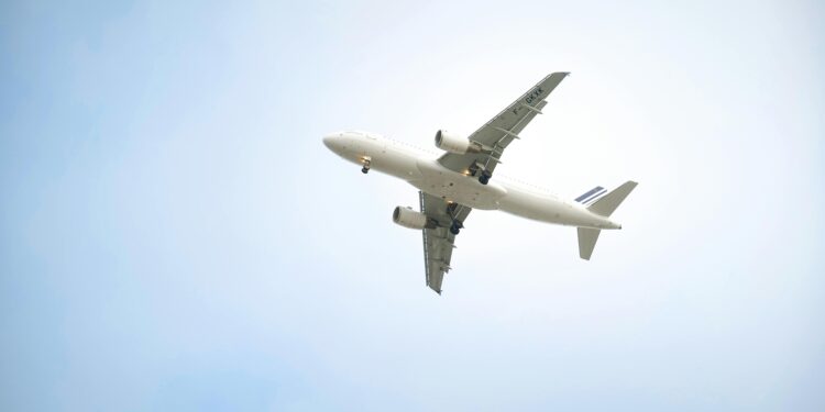 Снег и замрзнат дожд ја стопираат авијацијата на берлинскиот аеродром Бранденбург