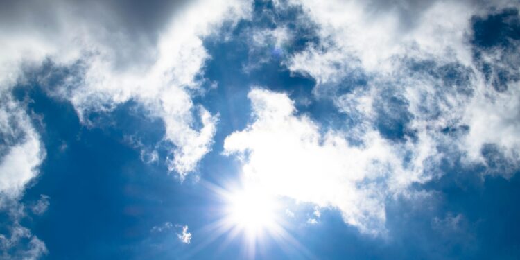 Облачно утро со повремен дожд, сончеви интервали во текот на денот