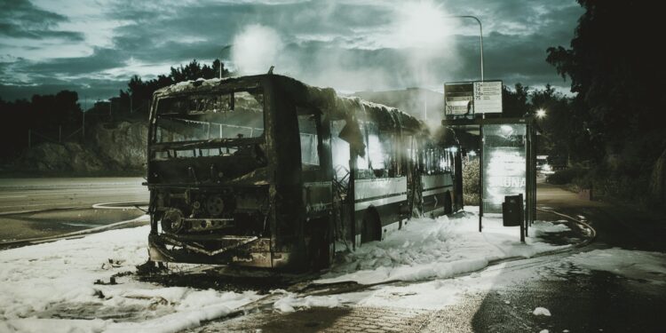 Градски автобус изгоре на автопат во близина на Солун, патниците евакуирани навреме