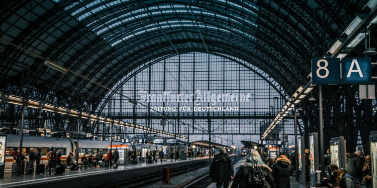 Околу 100.000 вработени во јавниот превоз штрајкуваат низ Германија