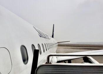 Aвион со 55 патници безбедно евакуиран по инцидент на пистата во Сомалија