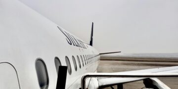 Aвион со 55 патници безбедно евакуиран по инцидент на пистата во Сомалија