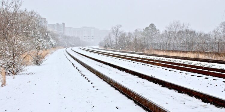 Воз излета од шините во Швајцарија поради лавина, околу 80 патници повредени и евакуирани