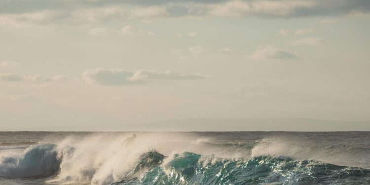 Циклон го зафати хрватското крајбрежје: Поплави, урагански ветрови и најголема плима годинава