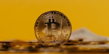 Криптовалутите губат речиси половина билион долари за само неколку дена: Биткоинот паѓа на најниско ниво од 15 месеци