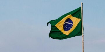 Интензивни дождови во Бразил: Илјадници евакуирани по поплавите и свлечиштата