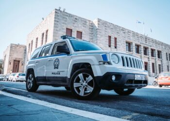 Грчката полиција разби романска мрежа за принудно питачење во Атина