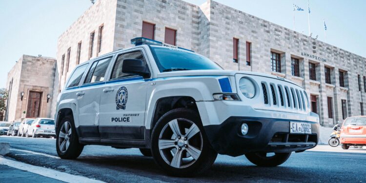 Грчката полиција разби романска мрежа за принудно питачење во Атина