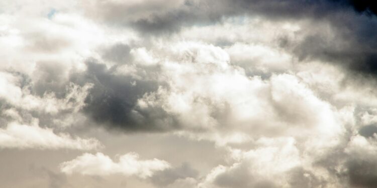 Нестабилно време со дожд и ветер, температурите во благ пораст