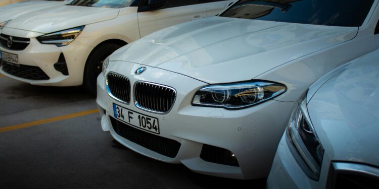 Пад на продажбата на нови автомобили во ЕУ, но електричните и хибридите во пораст