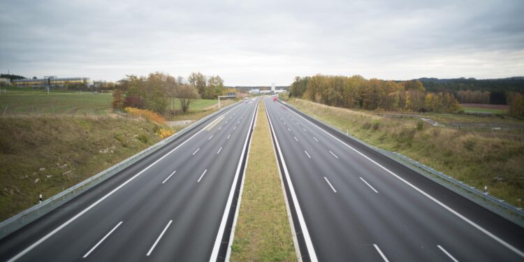 Влажни коловози и зимски услови – АМСМ апелира за внимателно возење