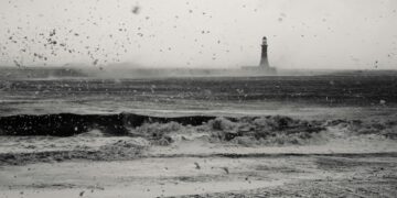 Иберискиот Полуостров се подготвува за бурата „Леонардо“: Португалија и Шпанија на раб на вонредна состојба