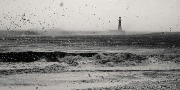 Иберискиот Полуостров се подготвува за бурата „Леонардо“: Португалија и Шпанија на раб на вонредна состојба