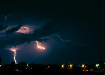 Југоистокот на Франција под удар на бурата Нилс: 550.000 домаќинства без струја