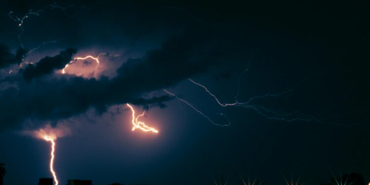 Југоистокот на Франција под удар на бурата Нилс: 550.000 домаќинства без струја