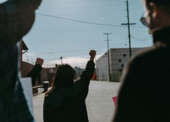 Протести на улиците поради новите одредби во Законот за сообраќај: Блокирани патишта и тензии во неколку градови