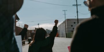 Протести на улиците поради новите одредби во Законот за сообраќај: Блокирани патишта и тензии во неколку градови