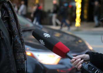 Новинарите во Германија се соочуваат со сѐ повеќе закани: Напади, заплашувања и кампањи за клевета