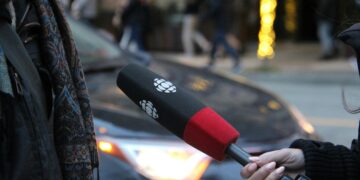 Новинарите во Германија се соочуваат со сѐ повеќе закани: Напади, заплашувања и кампањи за клевета