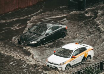 Бура ја парализира Грција: Снег, мраз и поплави ги блокираат училиштата и патиштата