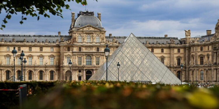 Полицијата во Париз уапси 10 лица за организирана измама со лажни билети и тури во Лувр