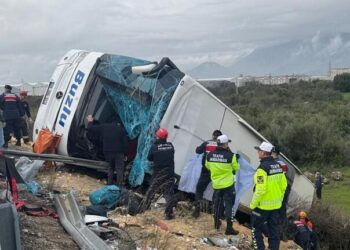 Тешка несреќа во Турција: 8 загинати и 26 повредени откако автобус излета од патот и се преврте