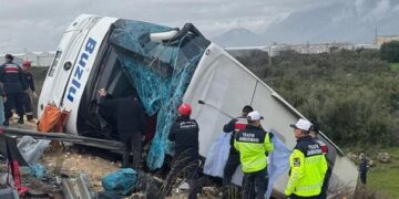 Тешка несреќа во Турција: 8 загинати и 26 повредени откако автобус излета од патот и се преврте