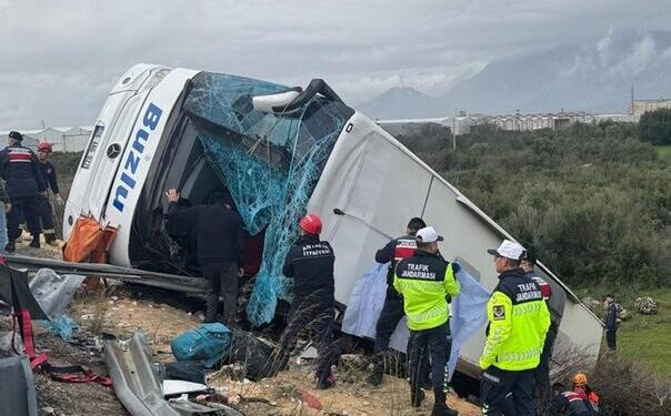 Тешка несреќа во Турција: 8 загинати и 26 повредени откако автобус излета од патот и се преврте