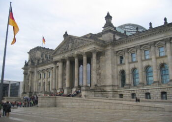 Пожарникари реагираат по алармот за гас во зградата на Рајхстагот