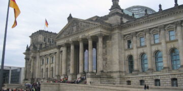 Пожарникари реагираат по алармот за гас во зградата на Рајхстагот