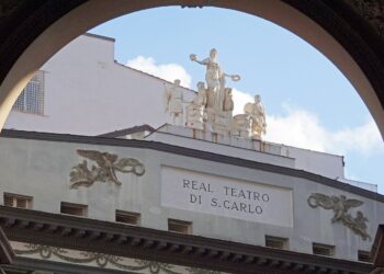 Пожар го зафати театарот „Сан Карло“ во Неапол, полесно повредени неколку лица