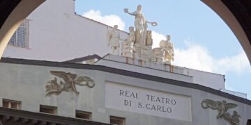 Пожар го зафати театарот „Сан Карло“ во Неапол, полесно повредени неколку лица