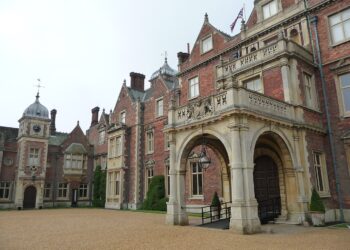 Принцот Ендру целосно отфрлен од кралскиот персонал, кој одбива да му служи