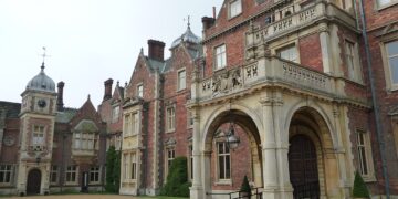 Принцот Ендру целосно отфрлен од кралскиот персонал, кој одбива да му служи