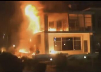 (ВИДЕО) Протестите во Тирана ескалираа: Запалена поранешната вила на диктаторот Енвер Хоџа