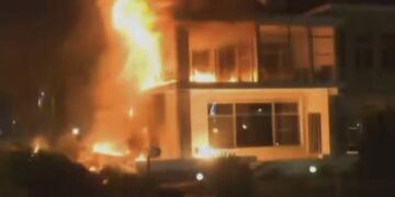 (ВИДЕО) Протестите во Тирана ескалираа: Запалена поранешната вила на диктаторот Енвер Хоџа