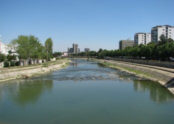 Нивото на Вардар се намалува, моментално нема ризик од излевање