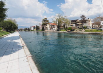 Водата во Струга небезбедна за пиење веќе девет дена – граѓаните револтирани, институциите истражуваат