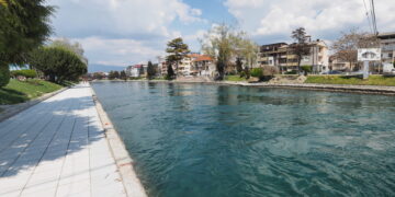 Водата во Струга небезбедна за пиење веќе девет дена – граѓаните револтирани, институциите истражуваат