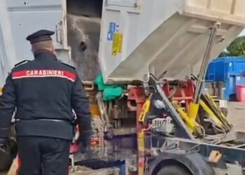 (ВИДЕО) Италијанец по грешка фрлил кутија со злато вредно 120.000 евра во камион за комунален отпад – полицијата ја пронајде на депонија