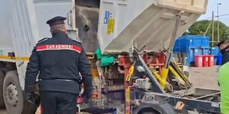 (ВИДЕО) Италијанец по грешка фрлил кутија со злато вредно 120.000 евра во камион за комунален отпад – полицијата ја пронајде на депонија