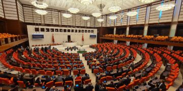 Седницата прекината во турскиот парламент поради тепачка за време на заклетвата на новиот министер за правда