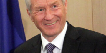 Отворена истрага против поранешниот норвешки премиер за наводи поврзани со Епштајн