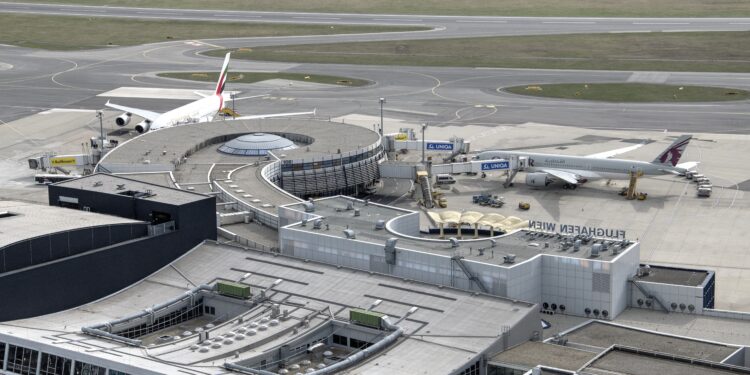 Аеродромот во Виена привремено затворен поради снег и силен ветер