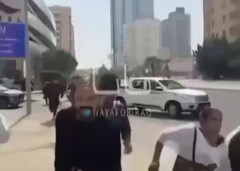 ПАНИКА ВО АБУ ДАБИ: Граѓаните бегаат по улиците кон засолништа по иранските напади врз воените бази на САД – ВИДЕО