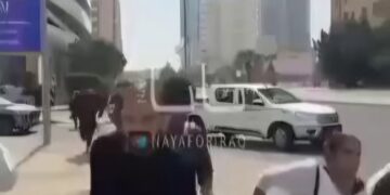 ПАНИКА ВО АБУ ДАБИ: Граѓаните бегаат по улиците кон засолништа по иранските напади врз воените бази на САД – ВИДЕО