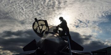 Тревога во Париз: Rafale авионите се соочуваат со недостаток на ракети, а се уништуваат со евтино оружје
