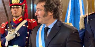 ХАВИЕР МИЛЕИ СО „МОТОРНА ПИЛА“ ГО ПРЕСЕЧЕ ДЕФИЦИТОТ: 67 милијарди долари помалку трошење – Аргентина од дефицит влезе во суфицит за само 26 месеци