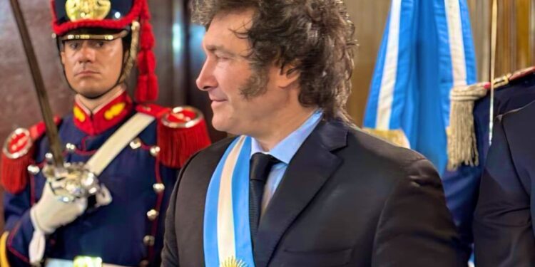 ХАВИЕР МИЛЕИ СО „МОТОРНА ПИЛА“ ГО ПРЕСЕЧЕ ДЕФИЦИТОТ: 67 милијарди долари помалку трошење – Аргентина од дефицит влезе во суфицит за само 26 месеци